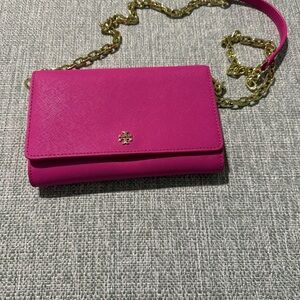 Tory Burch Emerson chain wallet Fuchsia Clutch with Gold Chain